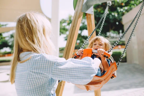 Portret Matki Mały Chłopiec Zabawy Huśtawce Plac Zabaw Dla Dzieci — Zdjęcie stockowe