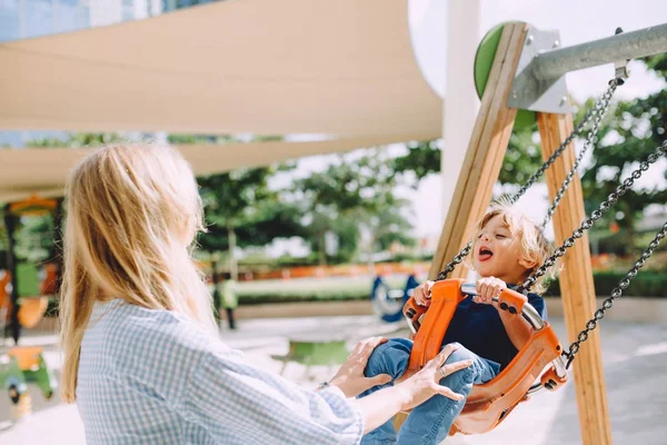 Porträt Von Mutter Und Kleinem Jungen Die Sich Auf Schaukel — Stockfoto