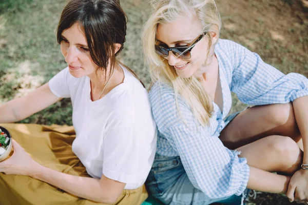 Młode Kobiety Szczęśliwy Relaksujący Letni Piknik — Zdjęcie stockowe
