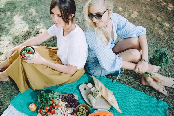 Mujeres Felices Jóvenes Relajándose Picnic Verano Con Comida Saludable — Foto de Stock