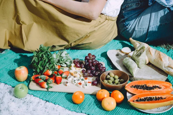 Young Women Relaxing Summer Picnic Healthy Food — Stock Photo, Image