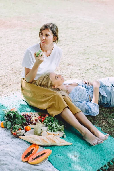 Mujeres Felices Jóvenes Relajándose Picnic Verano Con Comida Saludable —  Fotos de Stock