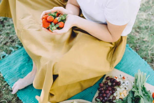 Foto Cortada Jovem Mulher Comendo Morangos Frescos Piquenique — Fotografia de Stock