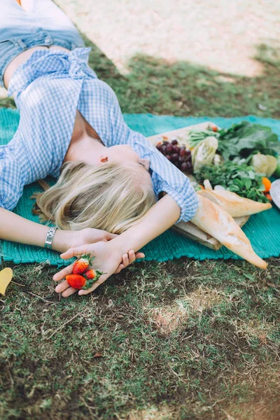 Mujer Joven Relajarse Picnic Verano Acostado Estera Con Alimentos Saludables —  Fotos de Stock