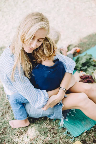 Jovem Mulher Com Seu Filho Pequeno Bonito Relaxante Piquenique Verão — Fotografia de Stock