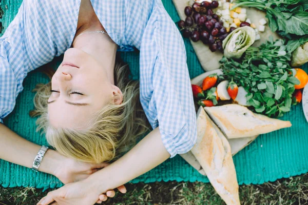 Молода Жінка Розслабляється Літньому Пікніку Лежить Килимку Здоровою Їжею — стокове фото