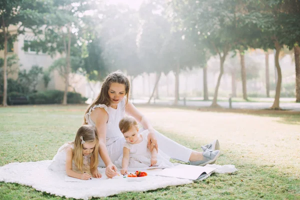 Две Милые Сестрички Мама Рисуют Летнем Пикнике Парке — стоковое фото