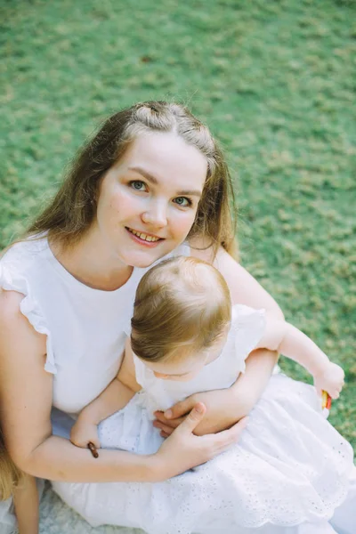 Mãe Segurando Adorável Menina Close — Fotografia de Stock