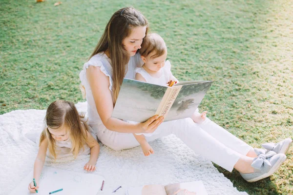 Two Cute Little Sisters Mother Drawing Reading Book Summer Picnic — Stock Photo, Image
