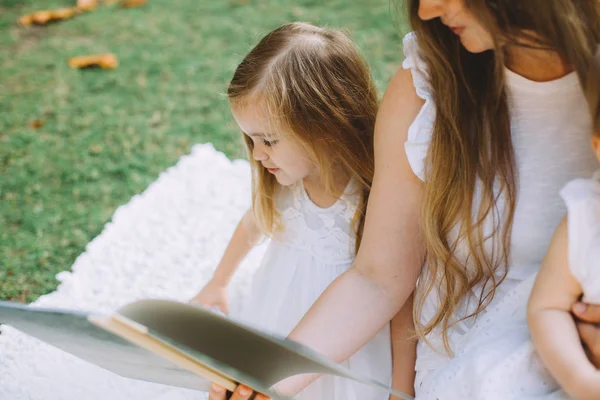 Мать Читает Книгу Летнем Пикнике Парке Своих Дочерей — стоковое фото