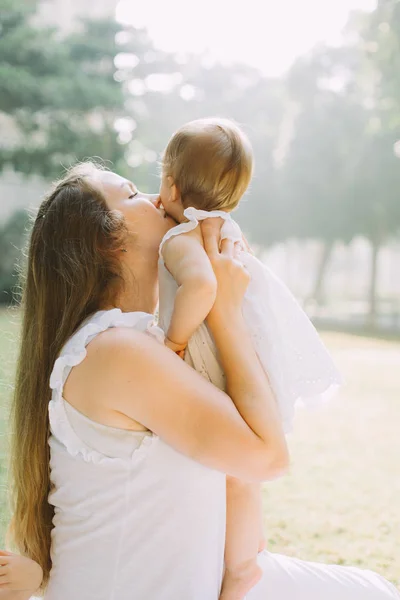 Portret Van Gelukkig Mooie Jonge Moeder Haar Schattige Kleine Dochter — Stockfoto