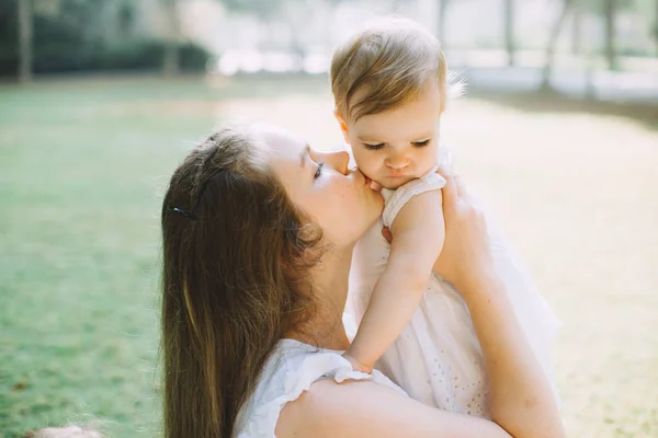 Retrato Feliz Bela Jovem Mãe Beijando Sua Adorável Filhinha Piquenique — Fotografia de Stock