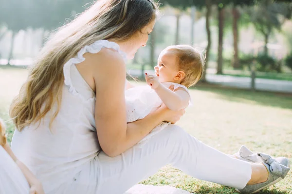 Retrato Feliz Bela Jovem Mãe Com Sua Adorável Filhinha Piquenique — Fotografia de Stock