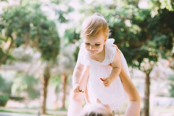 Portret Van Mooie Jonge Moeder Spelen Met Haar Schattig Dochtertje — Stockfoto