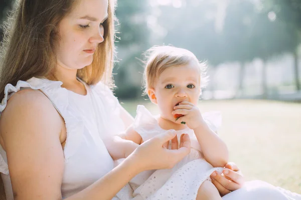 Retrato Feliz Bela Jovem Mãe Com Sua Adorável Filhinha Piquenique — Fotografia de Stock