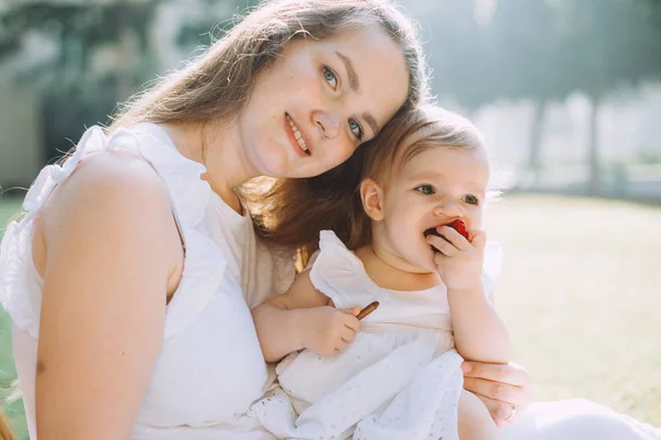 Retrato Feliz Bela Jovem Mãe Com Sua Adorável Filhinha Piquenique — Fotografia de Stock