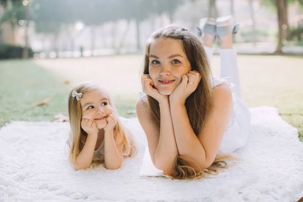 Retrato Bela Jovem Mãe Deitada Com Sua Adorável Filhinha Xadrez — Fotografia de Stock