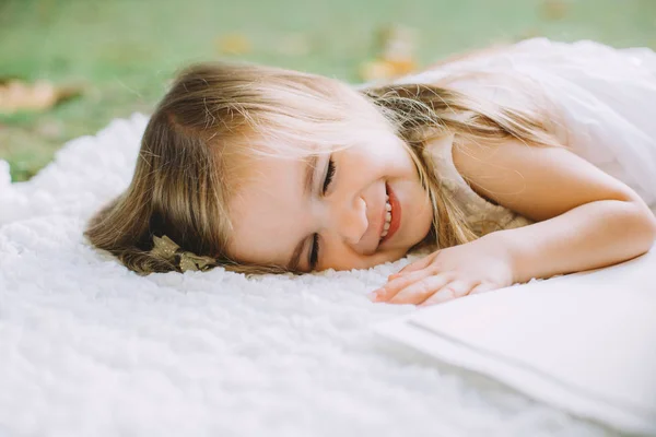 Прелестная Маленькая Девочка Лежит Белой Клетке Летнем Пикнике — стоковое фото