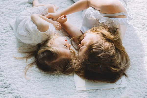 Portrait Beautiful Young Mother Lying Her Adorable Little Daughter White — Stock Photo, Image