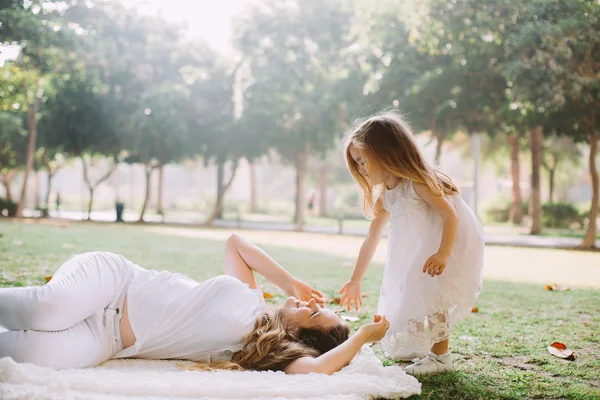 Retrato Hermosa Madre Joven Jugando Con Adorable Hijita Parque —  Fotos de Stock