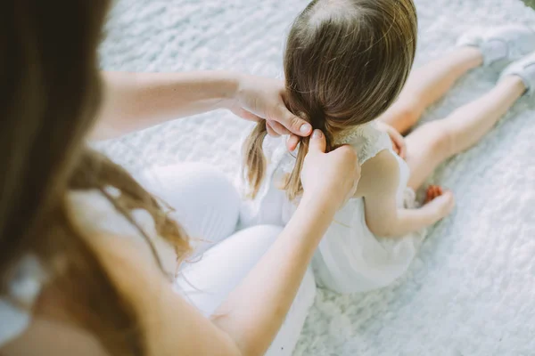 Portrait Beautiful Young Mother Making Braid Her Adorable Little Daughter — Stock Photo, Image