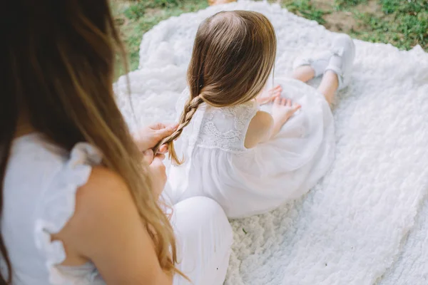 Portrait Belle Jeune Mère Faisant Tresse Son Adorable Petite Fille — Photo