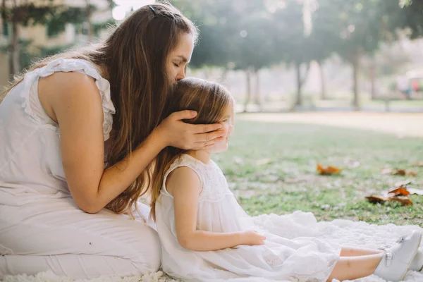 Portret Van Gelukkig Mooie Jonge Moeder Haar Schattige Kleine Dochter — Stockfoto