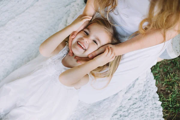 Retrato Bonito Pequena Menina Sorridente Deitado Joelhos Sua Mãe — Fotografia de Stock