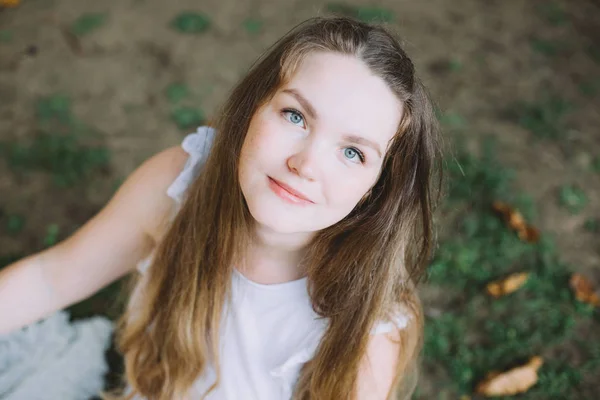Красива Молода Жінка Посміхається Літньому Пікніку — стокове фото