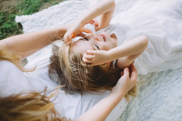 Portrait Mignonne Petite Fille Couchée Sur Les Genoux Mère — Photo