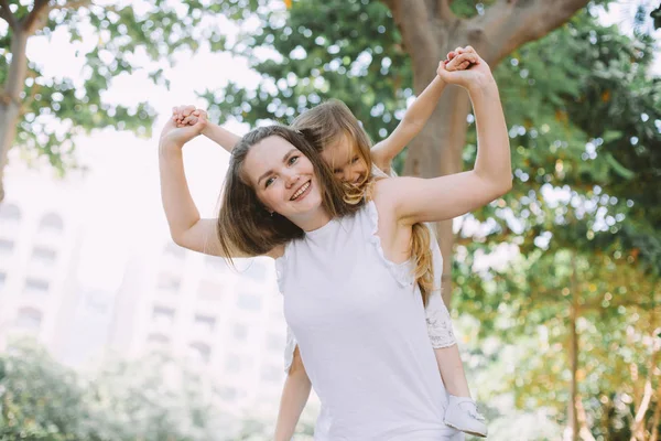 Bela Jovem Mulher Sua Filhinha Divertindo Fazendo Piggyback Parque Verão — Fotografia de Stock