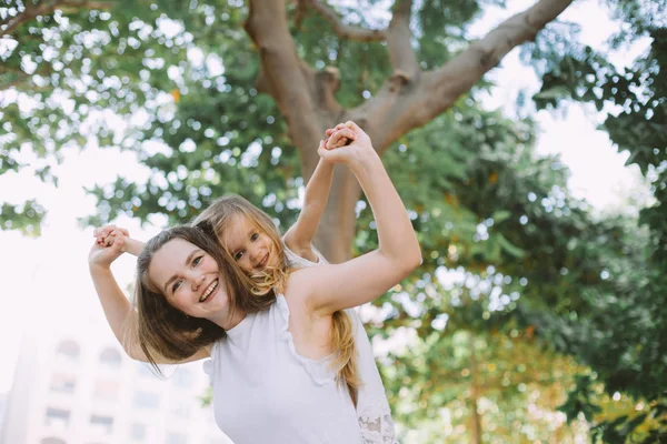 Bela Jovem Mulher Sua Filhinha Divertindo Fazendo Piggyback Parque Verão — Fotografia de Stock