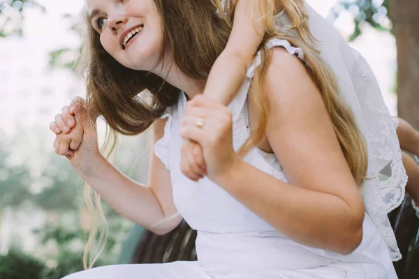 美丽的年轻女子 她的小女儿玩背驮在夏季公园 — 图库照片