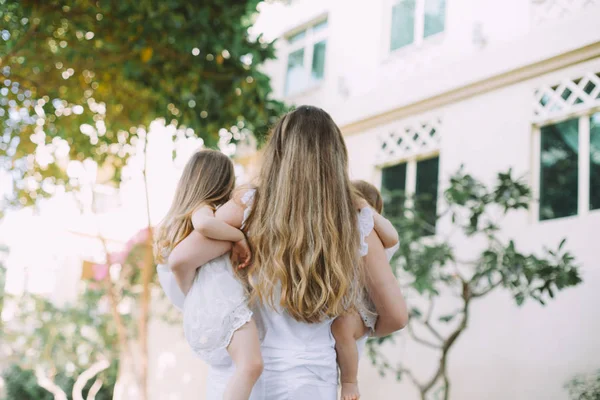 Portrait Beautiful Mother Carrying Her Adorable Little Daughters Park — Stock Photo, Image