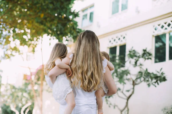 Retrato Hermosa Madre Llevando Sus Adorables Hijas Parque — Foto de Stock