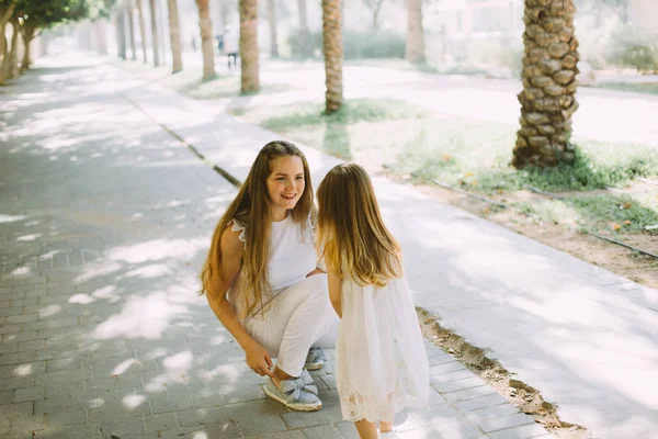 Hermosa Joven Sonriente Mujer Con Hija Pequeña Parque Verano — Foto de Stock