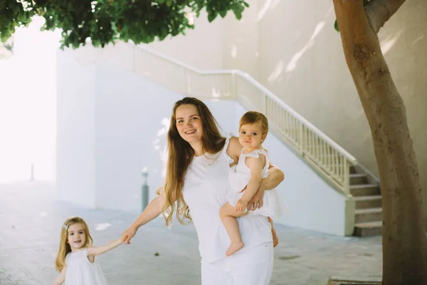 Retrato Bela Mãe Com Suas Adoráveis Filhas Rua — Fotografia de Stock