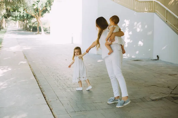 Retrato Bela Mãe Com Suas Adoráveis Filhas Rua — Fotografia de Stock