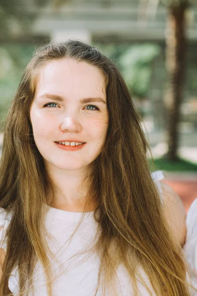 Красива Молода Жінка Посміхається Літньому Пікніку — стокове фото