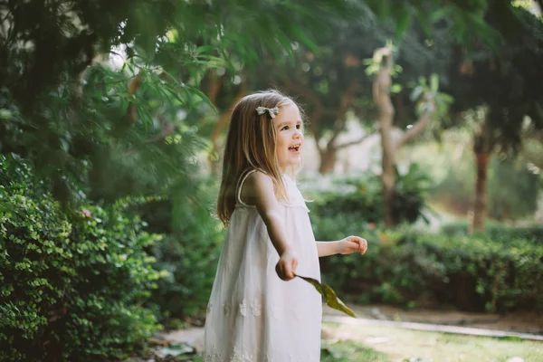 Niña Sosteniendo Hoja Verde Primer Plano — Foto de Stock