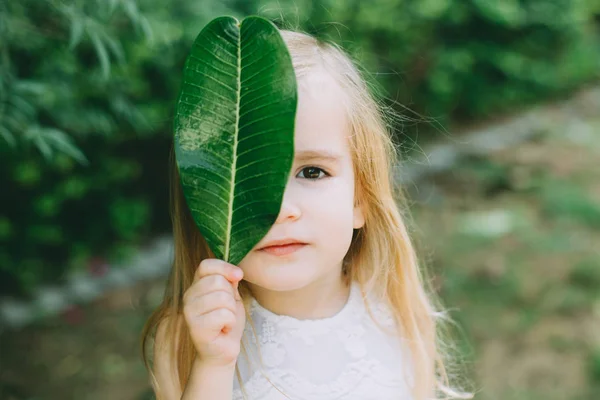 Menina Segurando Folha Verde Cobrindo Rosto Close — Fotografia de Stock