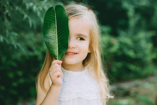 Menina Segurando Folha Verde Cobrindo Rosto Close — Fotografia de Stock