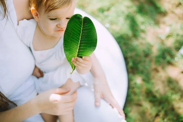 Mother Holding Adorable Little Girl Green Leaf Closeup — Stock Photo, Image