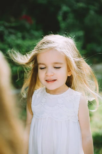 Портрет Милой Маленькой Девочки Улыбающейся Летнем Парке — стоковое фото