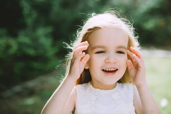 Retrato Linda Niña Sonriendo Parque Verano — Foto de Stock