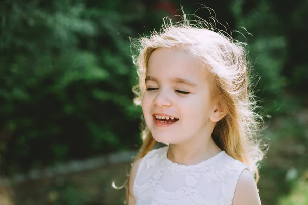 Retrato Linda Niña Sonriendo Parque Verano — Foto de Stock