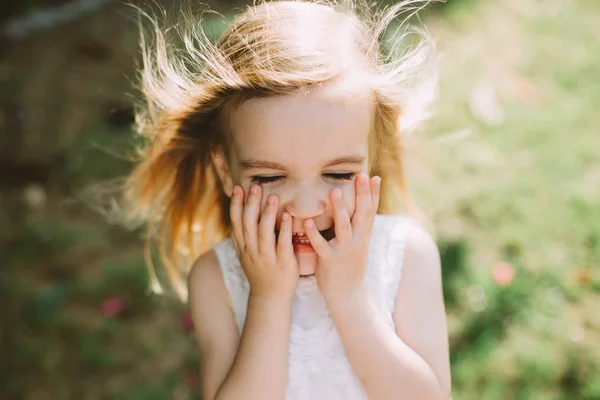 Retrato Linda Menina Sorrindo Parque Verão — Fotografia de Stock