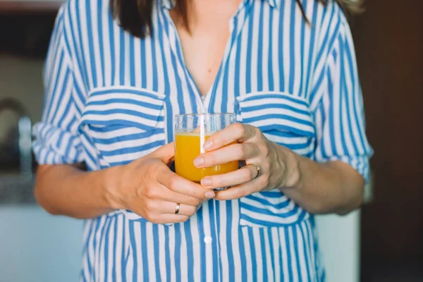 Potret Wanita Muda Dengan Baju Biru Sedang Minum Jus — Stok Foto