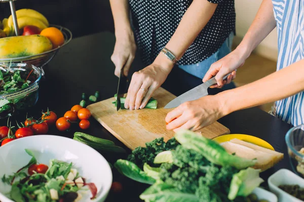 Two Women Cutting Fresh Vegetables Green Veggie Salad Healthy Food — Stock Photo, Image