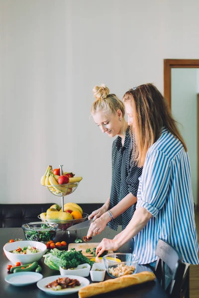 Dua Wanita Memotong Sayuran Segar Untuk Salad Sayuran Hijau Memasak — Stok Foto